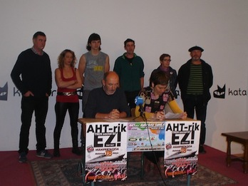 Imagen de la rueda de prensa ofrecida por las plataformas contra el TAV en Nafarroa.