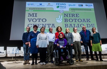 Personas con discapacidad intelectual y políticos que han participado en el encuentro. (Luis JAUREGIALTZO | FOKU)