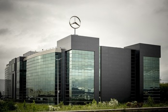 Fachada principal de la fábrica de Mercedes-Benz en Gasteiz. (Jaizki FONTANEDA | FOKU)