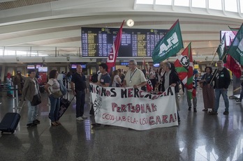 La plantilla de Aena se movilizó el sábado en el aeropuerto de Loiu en su primera jornada de huelga.(Luis JAUREGIALTZO/FOKU)