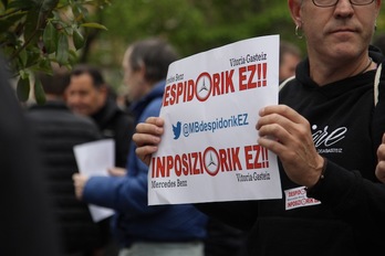 Concentración de los sindicatos de Mercedes-Benz frente al Palacio de Justicia para denunciar el despido de tres trabajadores, el pasado mayo. (Endika PORTILLO/FOKU)