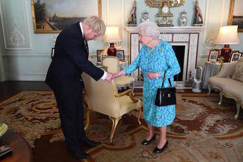 Boris Johnson ha sido recibido por Isabel II en el palacio de Buckingham. (VICTORIA JONES / AFP)