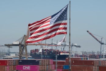 Un buque portacontenedores descarga productos procedentes de Asia en el puerto de Long Beach, California. (Mark RALSTON | AFP)