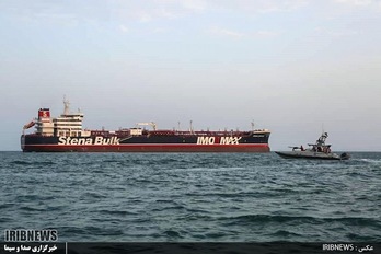 Imagen de archivo de una lancha de la Guardia Revolucionaria iraní junto al carguero Stena Impero. (AFP)
