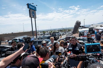 Robert Gomez, de la Policía de El Paso, atiende a los medios en el centro comercial Cielo Vista. (Joel Angel JUAREZ | AFP)