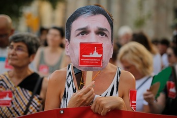 Concentración en julio en Barcelona para instar a Sánchez a facilitar estos rescates. (Pau BARRENA | AFP)