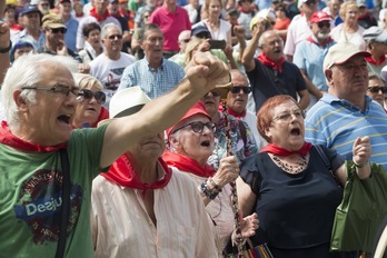 Pensionistas en lucha, hoy ante el Ayuntamiento de Bilbo. (Monika DEL VALLE | FOKU)
