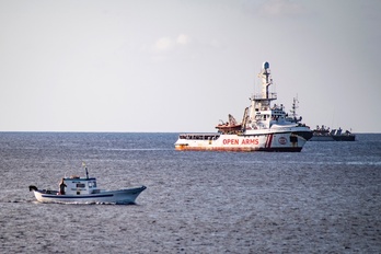 La embarcación Open Arms en la costa de Lampedusa, Italia. (Alessandro SERRANO/AFP)