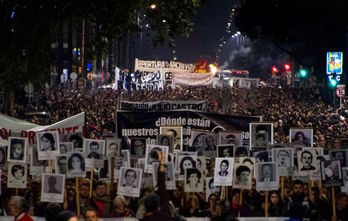La Marcha del Silencio celebrada el 20 de mayo de 2018 en Montevideo en recuerdo a los desaparecidos durante la dictadura cívico-militar. (Pablo PORCIUNCULA/AFP)