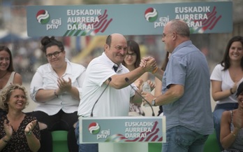 Ortuzar y Egibar se saludan en el mitin de Zarautz. (Juan Carlos RUIZ | FOKU)