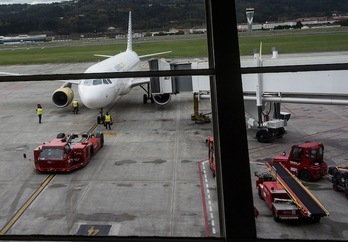 Avión de Vueling en la pista de Loiu. (Luis JAUREGIALTZO | FOKU)