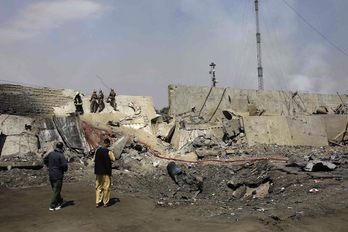 Fuerzas de seguridad afganas investigan junto al cráter por un coche bomba el jueves en la llamada Zona Verde de Kabul. (AFP) 