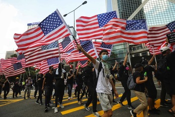 Los manifestantes han marchado hasta el consulado de EEUU ondeando banderas estadounideses. (Vivek PRAKASH / AFP)