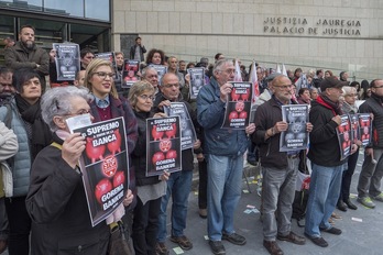 Movilización ante el Palacio de Justicia de Donostia. (Andoni CANELLADA | FOKU)