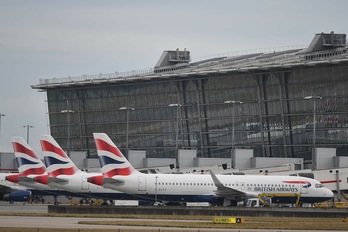 Aviones de British Airways en la Terminal 5 del aeropouerto londinense de Heathrow. (Ben STANSALL | AFP)