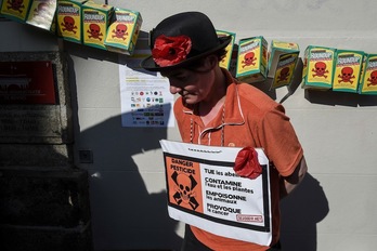 Un militante ecologista durante una protesta contra los pesticidas. (Sebastien SALOM-GOMIS / AFP)