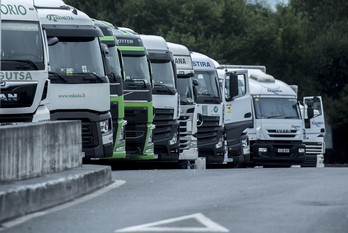 Camiones esperan en Oiartzun a que se levante el bloqueo durante el G7. (Gorka RUBIO | FOKU)