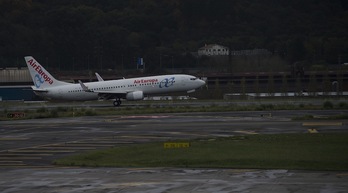 Avión despegando de la pista de Loiu. (Luis JAUREGIALTZO | FOKU)