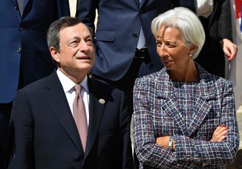 Mario Draghi, junto a su sucesora y actual presidenta del FMI, Christine Lagarde    (Alberto PIZZOLI I AFP)
