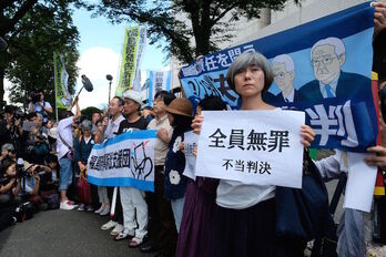 Activistas protestan ante la sede del tribunal que ha juzgado a los tres exdirectivos de Tepco por el desastre de Fukushima. (Kazuhiro NOGI/AFP)