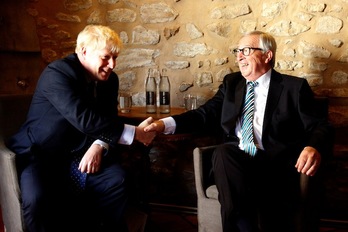 Johnson saluda a Juncker en la reunión celebrada el pasado lunes en Luxemburgo. (Francois WALSCHAERTS/AFP)