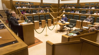 El Parlamento ha aprobado el dictamen de la Comisión de Investigación sobre los Comedores Escolares. (Juanan RUIZ/FOKU)