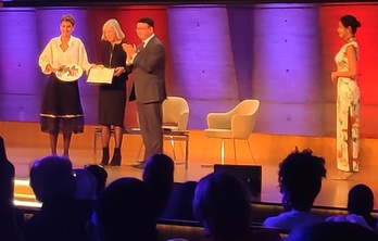 Chivite recibe el premio Unesco para Skolae en París. (NAIZ)