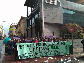 Nafarroako Enpresarien Konfederazioaren egoitza parean elkarretaratu da ELA sindikatua. (ELA)