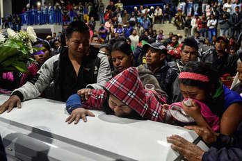 Familiares de los indíbenas muertos lloran en los funerales.(Luis ROBAYO/AFP)