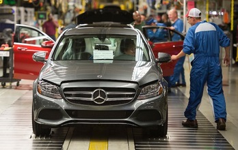 Planta de fabricación de Mercedes en la ciudad de Vance, en EEUU. (Andrew CABALLERO-REYNOLDS | AFP)