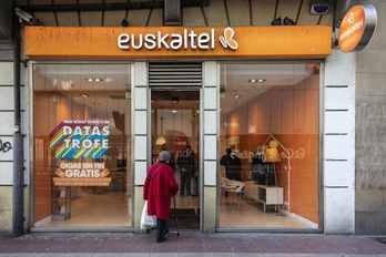 Una tienda de Euskaltel en Gasteiz. (Endika PORTILLO/FOKU)
