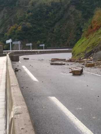 Las piedras han caído a la calzada, por lo que se ha cerrado la carretera. (@GetariakoUdala)