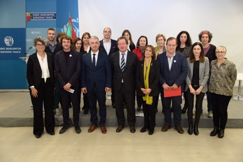 Representantes de los gobiernos de la CAV, Nafarroa, Galiza, Catalunya, Illes Balears y Comunitat Valenciana, hoy en Bilbo. (IREKIA)
