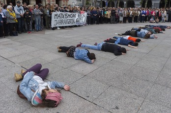 Acción en Eibar para denunciar la violencia machista (Juanan RUIZ | FOKU)