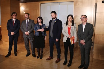 Vilalta, segunda a la derecha con el pin por los presos políticos, en la reunión. (PSOE Twitter)