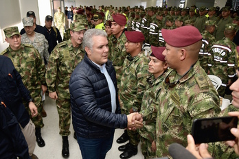 Saludo el pasado domingo del presidente colombiano, Iván Duque, a integrantes de la Policía Militar. (PRESIDENCIA DE GOBIERNO DE COLOMBIA)