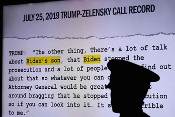 Transcripción de una conversación entre Trump y Zelensky, presentada ante esta comisión. (JIM WATSON / AFP) 