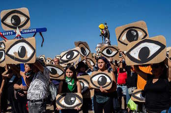 Protesta por las víctimas de lesiones oculares en las protestas de Chile. (Martín BERNETTI/AFP)