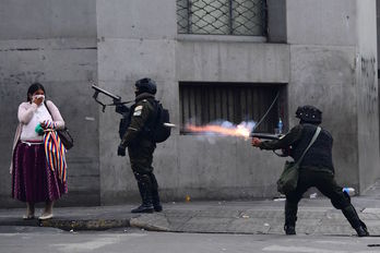 Un policía dispara gas lacrimógeno para diseprsar a los manifestantes el pasado noviembre. (Ronaldo SCHEMIDT)