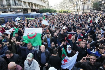 La Policía ha blindado los centros electorales en Argel. (AFP)