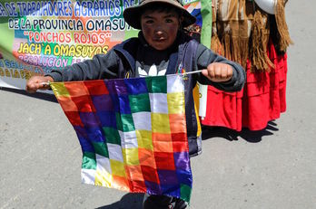 Un boliviano de etnia aimara con la whipala. (Jorge BERNAL/AFP)