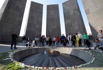 Jóvenes depositan flores en el Memorial Tsitsernakaberd, dedicado a las víctimas del genocidio armenio, en Everán. (Karen MINASYAN  / AFP)