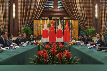 Reunión de las delegaciones china y japonesa, encabezadas por Li y Abe, en Chengdu. (WANG Zhao/POOL-AFP)