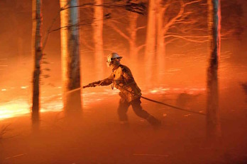 Un bombero trata de controlar el fuego en Nowra, Nueva Gales del Sur. (SAEED KHAN / AFP) 