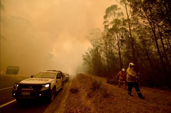 Bomberos combaten las llamas en Moruya, en Gales del Sur. ( Peter PARKS | AFP)