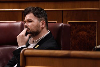 Gabriel Rufián, en su escaño en el Congreso. (Pierre-Philippe MARCOU/AFP)