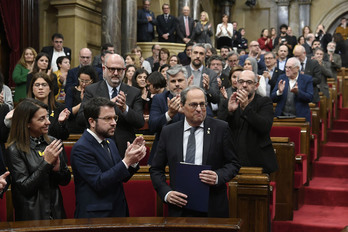 El president Quim Torra, aplaudido en su escaño. (Lluís GENE/AFP)