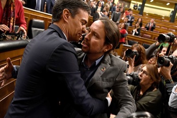 Abrazo entre Sánchez e Iglesias, presidente y vicepresidente del nuevo Gobierno. (Pierre Philippe MARCOU | AFP)