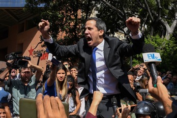 Guaidó arenga a sus partidarios antes de entrar en la Asamblea. (Yuri CORTEZ | AFP)