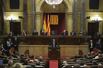 El president de la Generalitat, Quim Torra, durante la sesión extraordinaria del Parlament del sábado. (Lluis GENE / AFP)